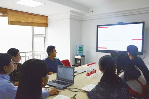 赵老师带领大家学习全国组织工作会议精神